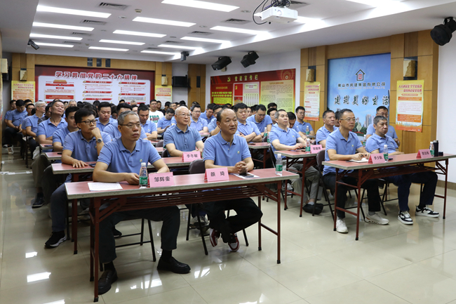 查找身邊安全隱患——房建集團召開“安全生產月”活動動員大會